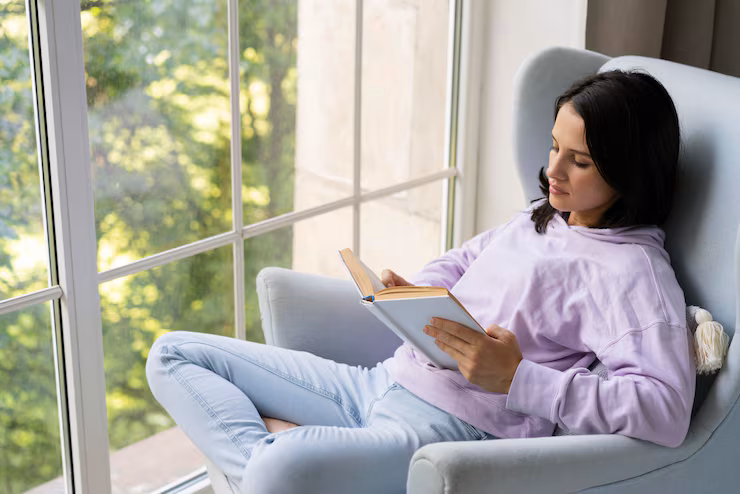 Persona relajada leyendo un libro