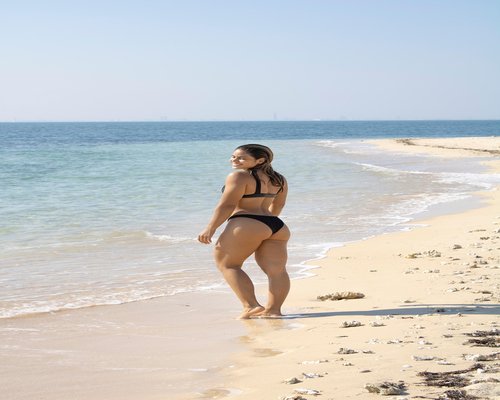 Mujer trabajando y estirando en casa
